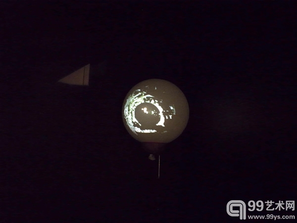 艺术家克劳斯·卢茨（Klaus Lutz）的作品《流星讲座》（Meteor Lecture）