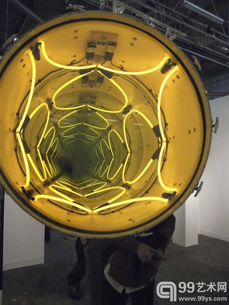 伦敦马克思·威格拉姆画廊（Max Wigram）展位，艺术家乔斯·达维拉（Jose Dávila）的2012年作品《一个美妙的雕塑史》（A Wonderful History of Sculpture）