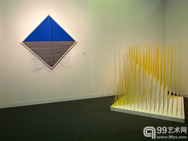 莱昂托瓦尔画廊（Leon Tovar）展位，热苏斯·拉斐尔·索托（Jesús Rafael Soto）的1968年作品《白色与黄色的层级》（Progressione Bianca e Gialla）