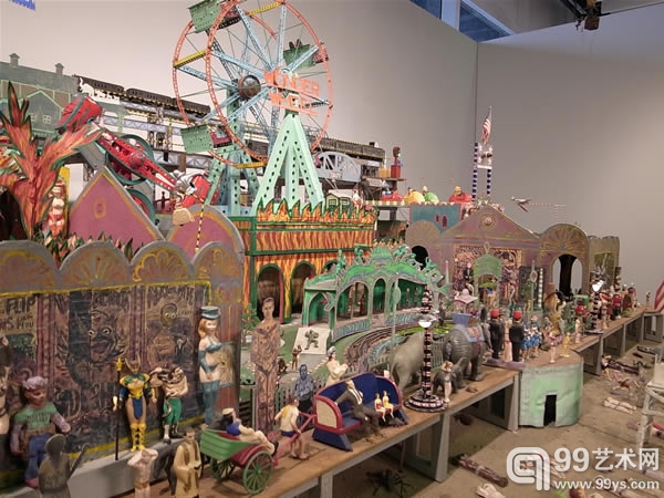 安德鲁·艾德琳画廊（Andrew Edlin）展位，汤姆·邓肯（Tom Duncan）2002年的混合媒介作品《竭诚为康尼岛》