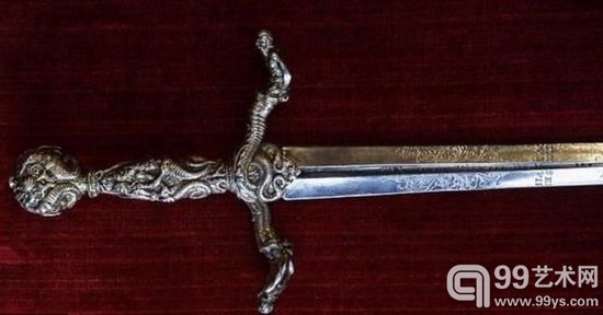 一把亨利四世于1592年赐予贵族的银宝剑也将被拍卖。