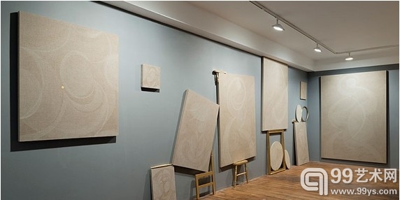 俄罗斯艺术家Yelena Popova个展“The Portrait Gallery”近日在伦敦COLE画廊开幕。Yelena Popova 1978年出生于乌拉尔，现生活并工作于诺丁汉。她的作品涉及到了绘画、装置以及影像等多种媒介。