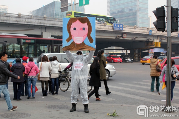 孔宁在行人中举起《雾霾娃娃》