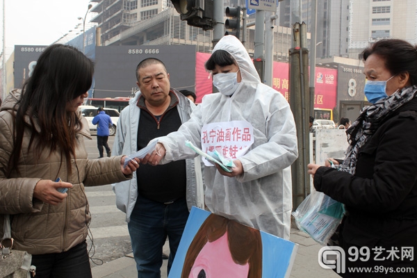 孔宁为行人发放口罩