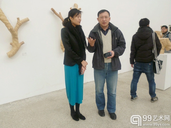 展览现场，左为策展人王熠婷