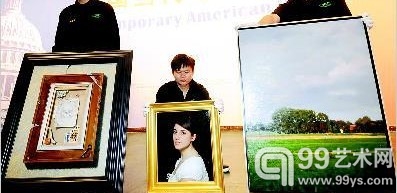 省博工作人员展示油画展的三幅作品