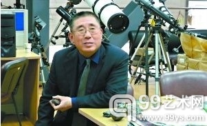 在北京天文馆办公室向来访者讲解真假陨石的辨别方法，是张宝林工作的一部分。