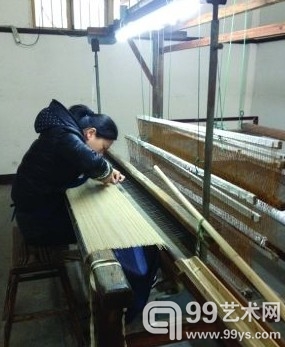 工人在细心编制捞纸的竹帘。手工宣纸能隐约看到竹帘纹。