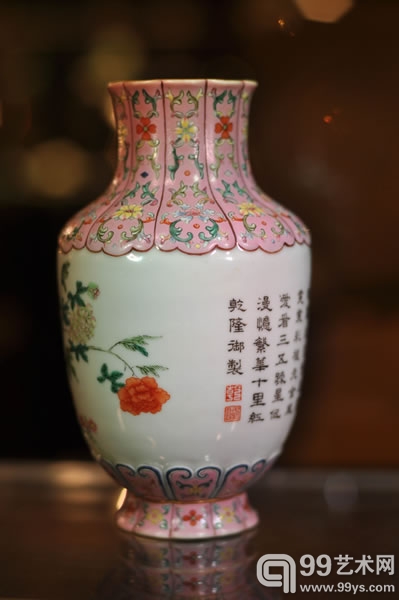 早前預展展示的清乾隆粉彩御诗芍药花口瓶 高17cm