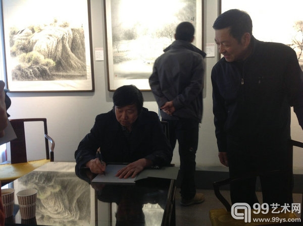 “塞外风情”赵学东中国画作品展现场