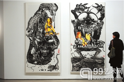 观众欣赏黄一瀚宣纸水墨作品《QQ吃人秀》。