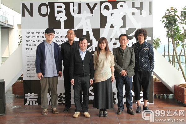 左起为策展人之一蔡萌、三影堂摄影艺术中心艺术总监毛卫东、时代美术馆的项目负责人梁建华、本次展览策展人本尾久子、时代美术馆馆长赵趄