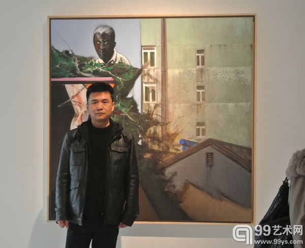 在展览现场的艺术家周文中