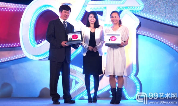颁奖嘉宾奥运跳水项目金牌运动员霍郭晶晶女士颁赠宝齐莱腕表予“2012年杰出领袖选举”体育组别得奖者香港体育学院单车总教练沈金康先生及伦敦2012奥运会单车项目（女子凯琳赛）铜牌得主李慧诗小姐。