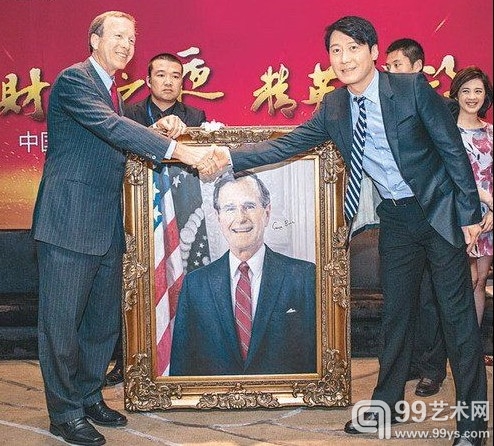 尼尔布什颁发名画给黎明，黎明握手时笑逐颜开