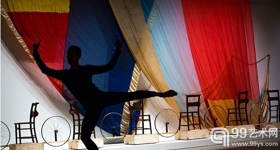 舞蹈演员在展览中表演摩斯·肯宁汉（Merce Cunningham）的排舞