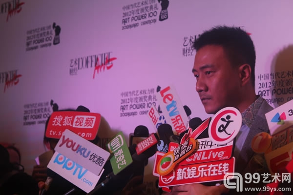 2012年度“中国当代艺术权力榜”颁奖典礼现场：演员胡军接受媒体采访