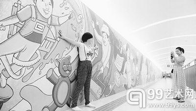 北京国贸地铁站60米长的“壁画”。