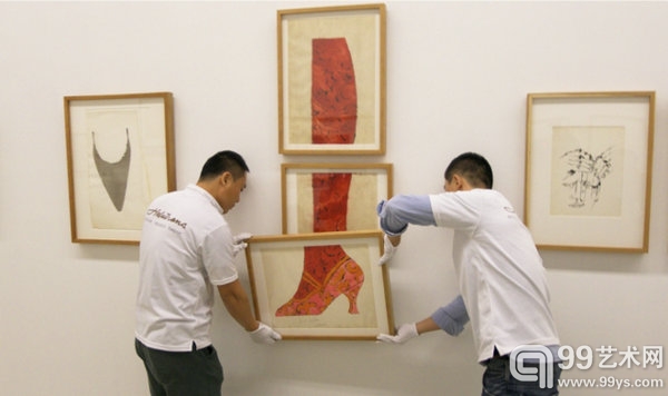 员工为“安迪·沃霍尔：15分钟的永恒”布展