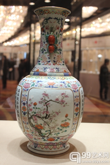 清乾隆 青花粉彩缠枝花卉开光梅菊图御制诗文柿蒂耳瓶1