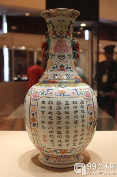 清乾隆 青花粉彩缠枝花卉开光梅菊图御制诗文柿蒂耳瓶2