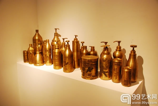 “杜尚 与／或／在 中国”展览现场 郑国谷作品《公园两千年，再锈两千年 NO.11》 1999-2008