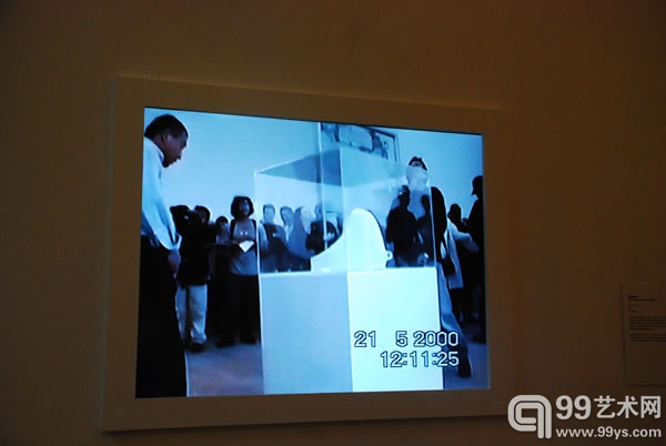 “杜尚 与／或／在 中国”展览现场 蔡元和奚建军作品《两位艺术家在杜尚的小便器上撒尿》 2000