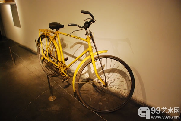 “杜尚 与／或／在 中国”展览现场 王鲁炎作品《W 自行车》 1992