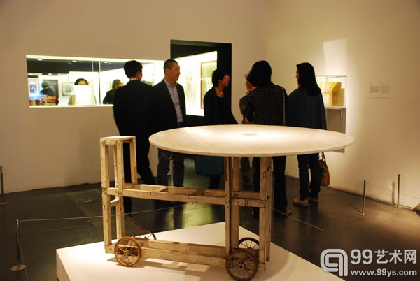 “杜尚 与／或／在 中国”展览现场 黄永砯作品《四个轮子的大转盘》 1987