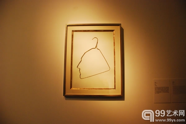 “杜尚 与／或／在 中国”展览现场 艾未未作品《晾衣架》 1985