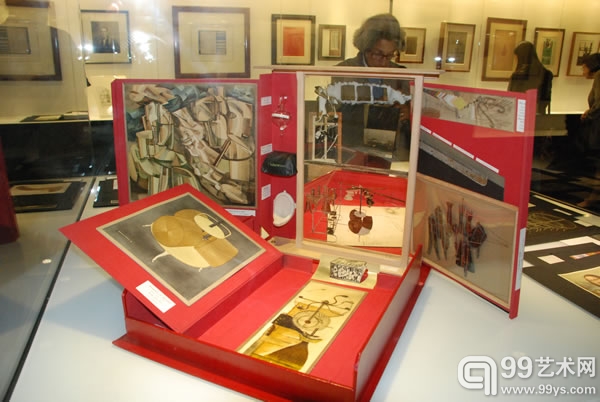 “杜尚 与／或／在 中国”展览现场 杜尚作品《手提箱里的盒子》