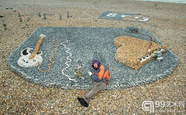 流浪艺术家遍行英国建海滩石雕