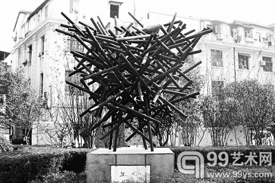 武汉“生命”雕塑被网络评为“最丑雕塑”。
