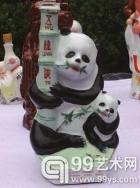 价值2500元的“天价”酒瓶。