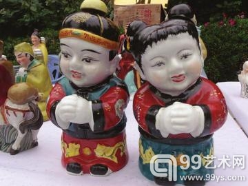 研讨会上形态各异的酒瓶。