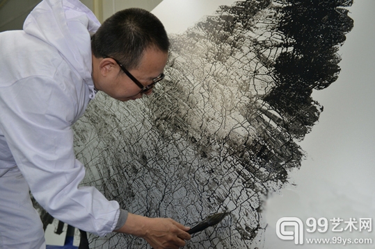 潘鲁生在创作中