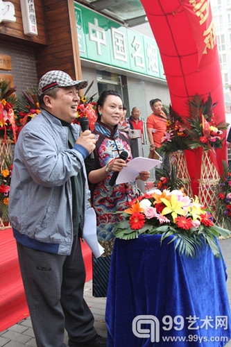 著名主持人董浩和兆尔桉主持开幕式