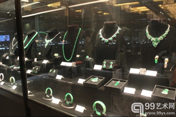 中国嘉德2013春拍预展现场-翡翠珠宝