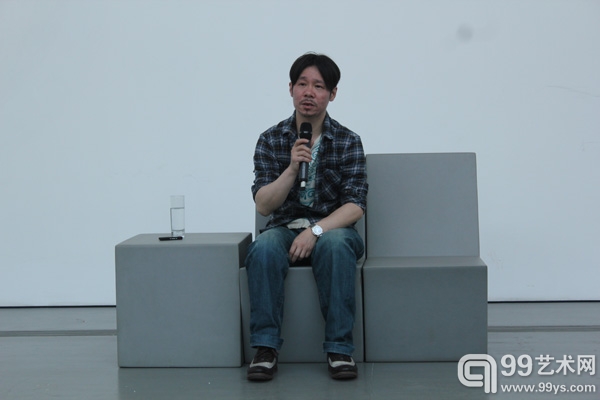 新闻发布会毛焰介绍作品.jpg