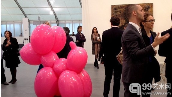保罗·麦卡锡（Paul McCarthy）的“White Snow Balloon Dog”系列