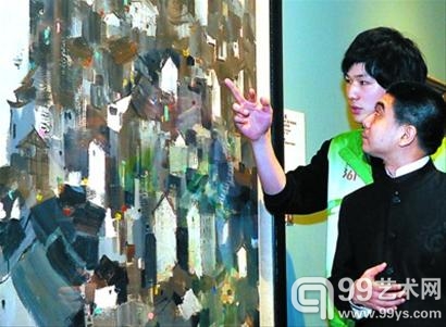 在志愿者的带领下，盲人在中华艺术宫用耳朵听“艺术”