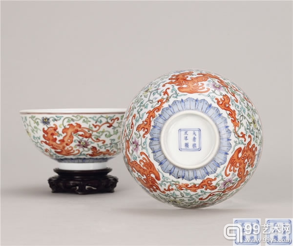 清雍正 御窑洋彩缠枝莲梵红夔凤教子纹碗（一对）