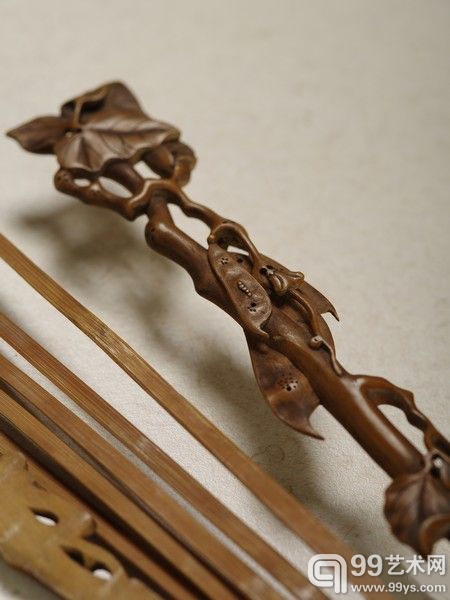 ·清·周义制黄杨木雕花叶扇骨