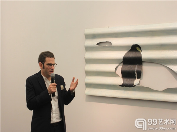 UCCA馆长田霏宇在展览现场
