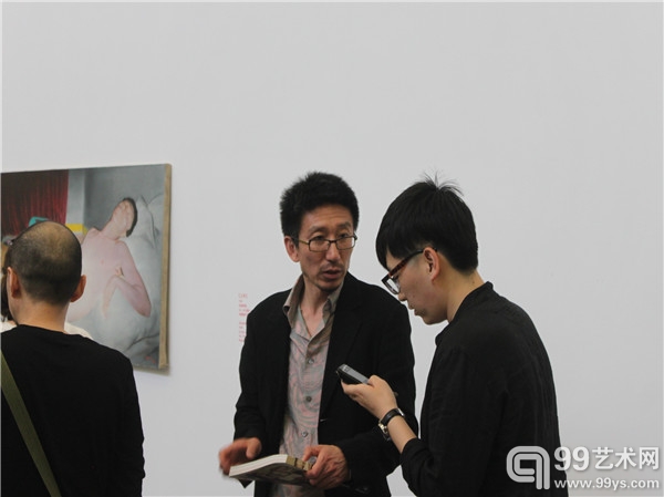 艺术家王兴伟在展览现场