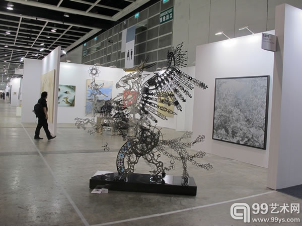 席時斌 装置《荷魯斯 - 命運的鳳尾獅鷲》，洪凌《濛香》，毛旭辉《倒下的靠背椅 – 金色黃昏》，隐隐可见蔡国强、 饭田桐子、李超和毛旭辉老师的作品