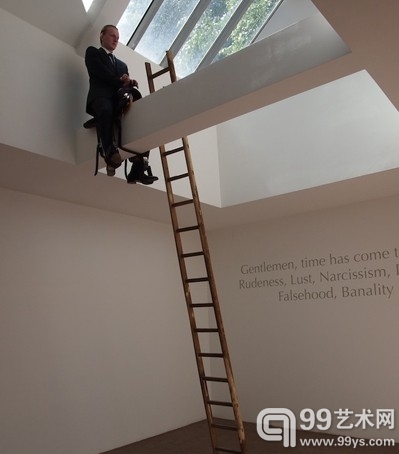 由瓦迪姆·扎哈罗夫（Vadim Zakharov）呈现的俄罗斯馆的展览。一个人正坐在平顶梁上往下撒花生壳。