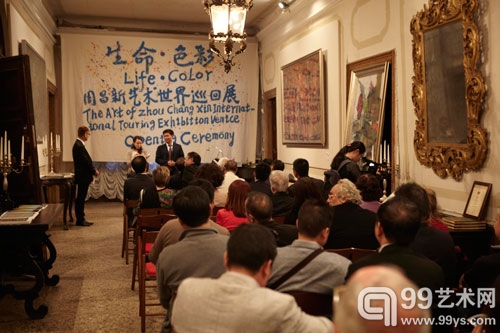 开幕式现场艺术家周昌新发表感言