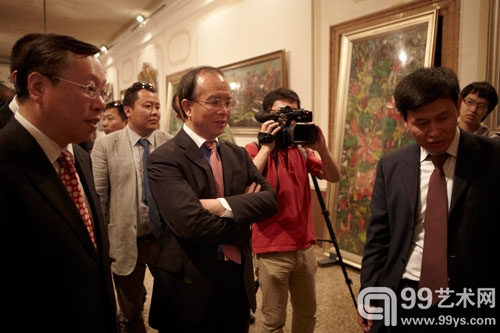 艺术家周昌新陪同驻意大利大使丁伟参观展览
