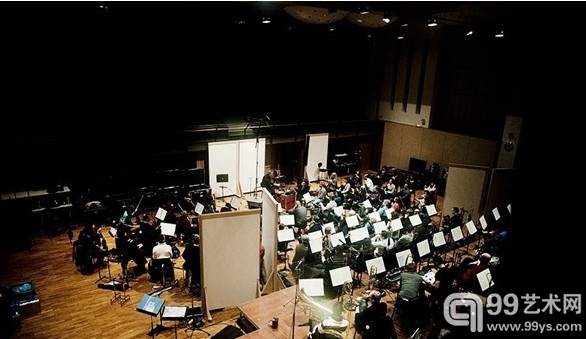 Prise de vue lors des travaux de tournage de l’?uvre Ravel Ravel d’Anri Sala, à la Maison de l’Orchestre National d’Ile-de-France, avec l’Orchestre National de France, sous la direction de Didier Benetti